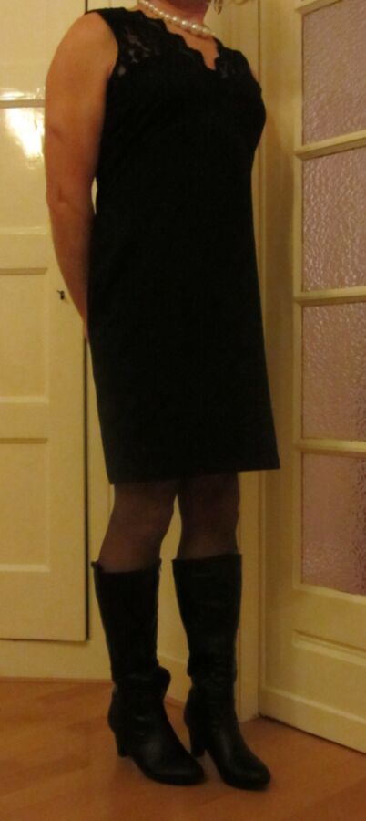 Ich Cindy Cross Crossdressing im schwarzen Kleid und Stiefeln