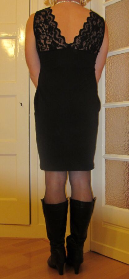 Ich Cindy Cross Crossdressing im schwarzen Kleid und Stiefeln