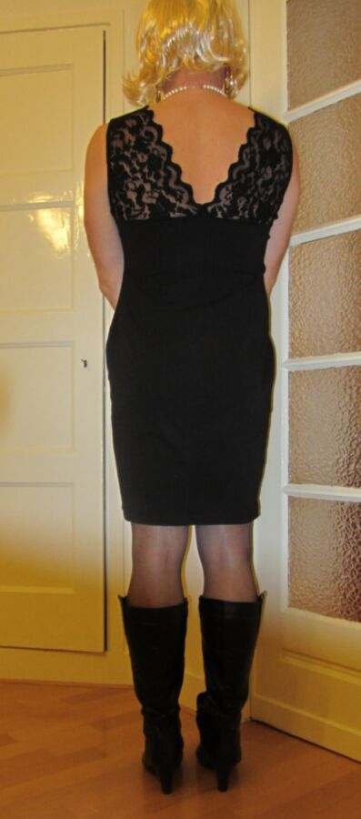 Ich Cindy Cross Crossdressing im schwarzen Kleid und Stiefeln