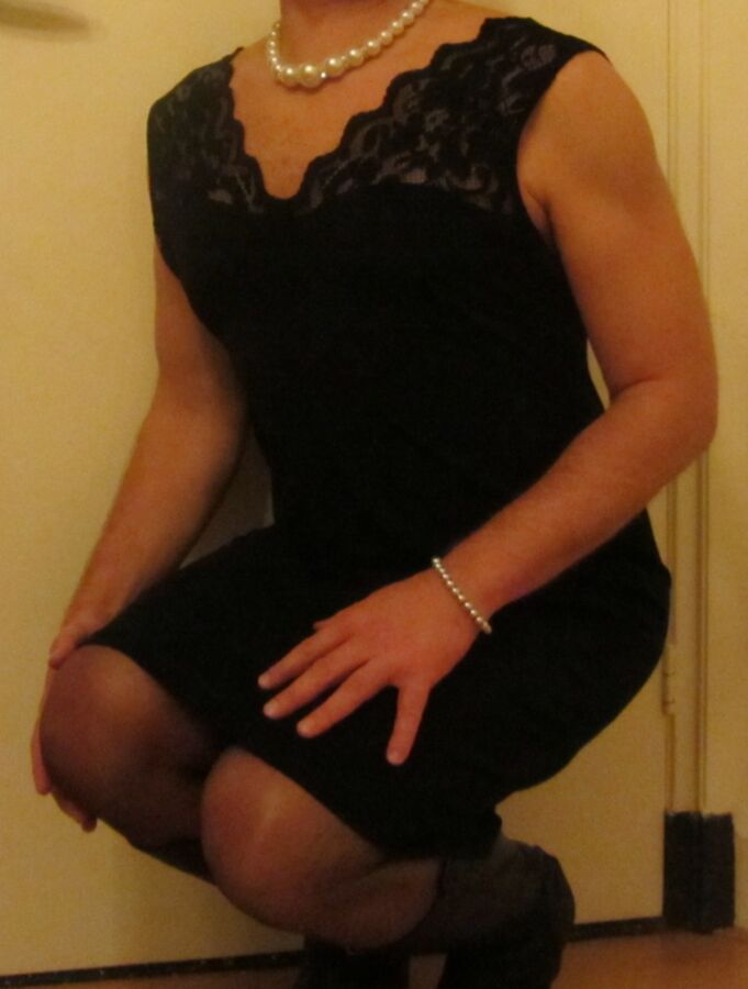 Ich Cindy Cross Crossdressing im schwarzen Kleid und Stiefeln