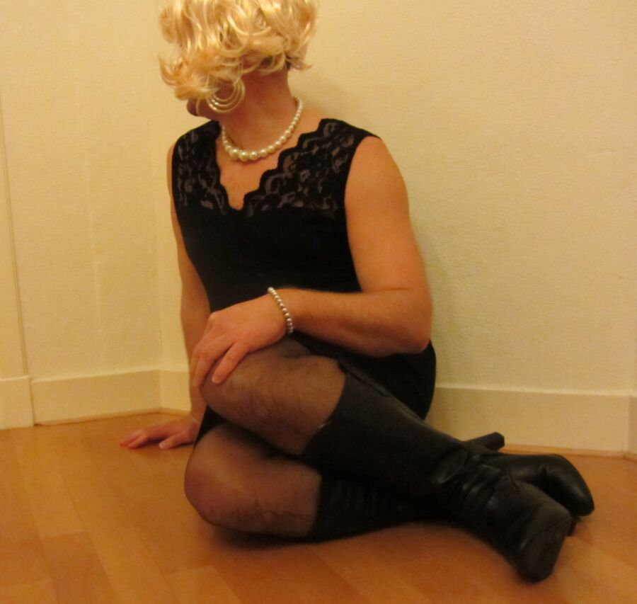 Ich Cindy Cross Crossdressing im schwarzen Kleid und Stiefeln