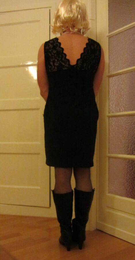 Ich Cindy Cross Crossdressing im schwarzen Kleid und Stiefeln