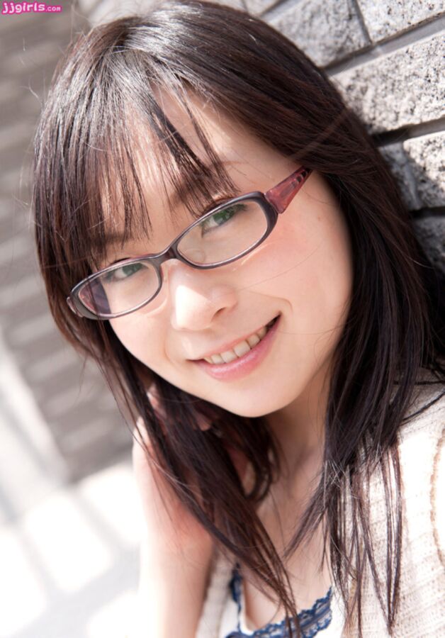 Modèle AV japonais avec des lunettes >>> Nozomi Hatsugi