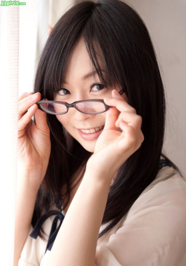 Modèle AV japonais avec des lunettes >>> Nozomi Hatsugi