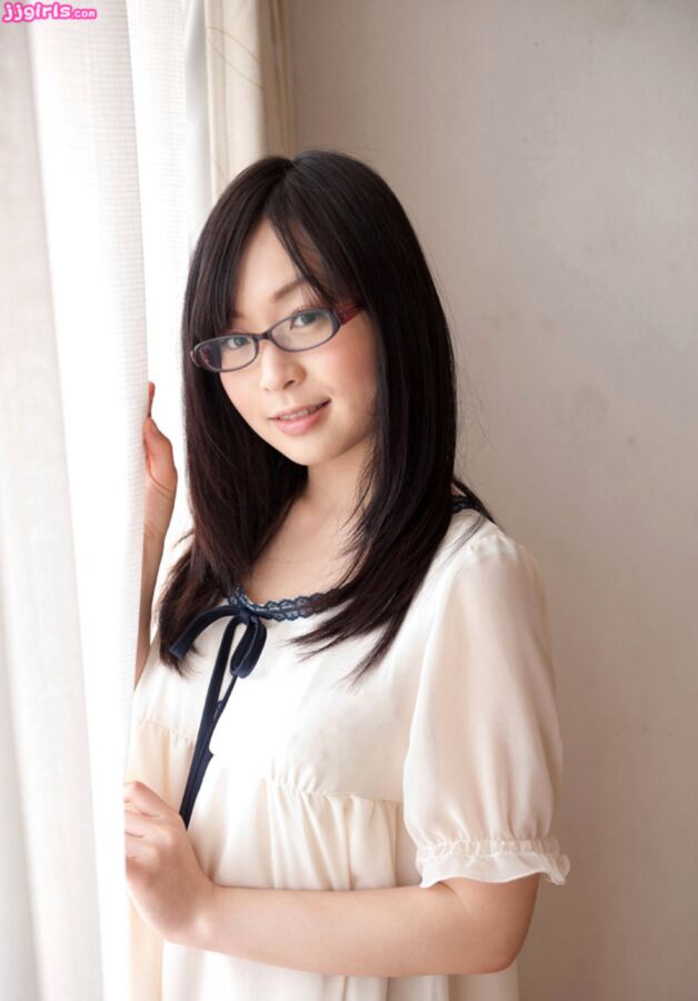 Modèle AV japonais avec des lunettes >>> Nozomi Hatsugi