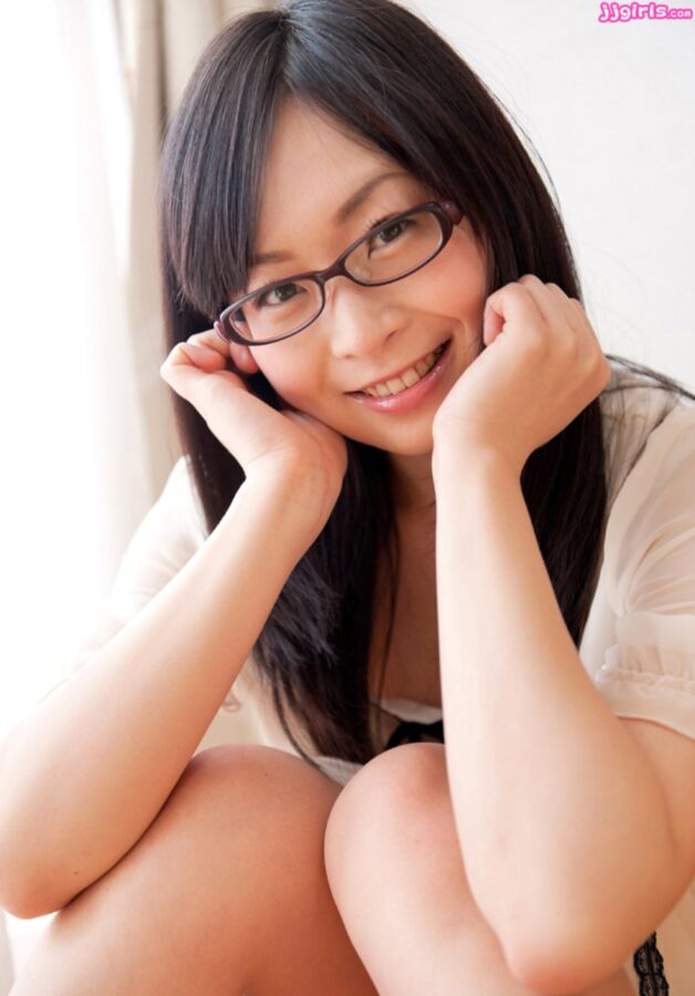 Modèle AV japonais avec des lunettes >>> Nozomi Hatsugi