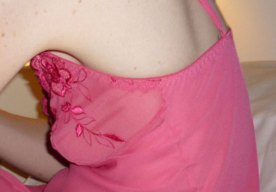 Perra sexy con un traje transparente rosa