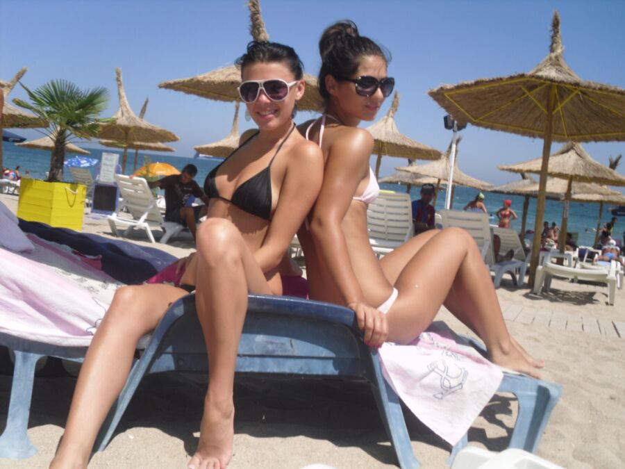 Deux soeurs sexy sur la plage