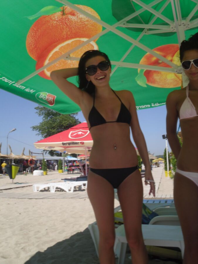 Dos hermanas sexys en la playa