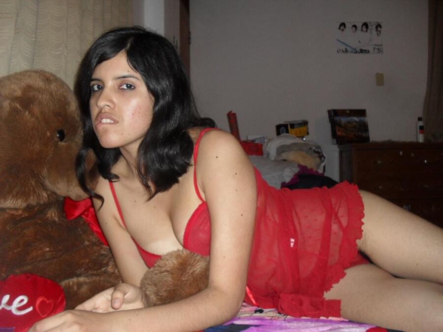 Hot Latina Girl posing and show her body