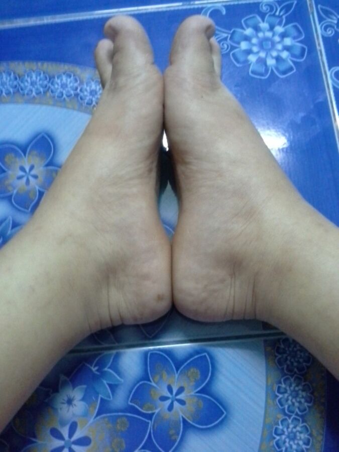 Chatte et pieds d'une MILF thaïlandaise