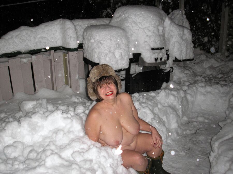 Tus putas infieles desnudas en la nieve.