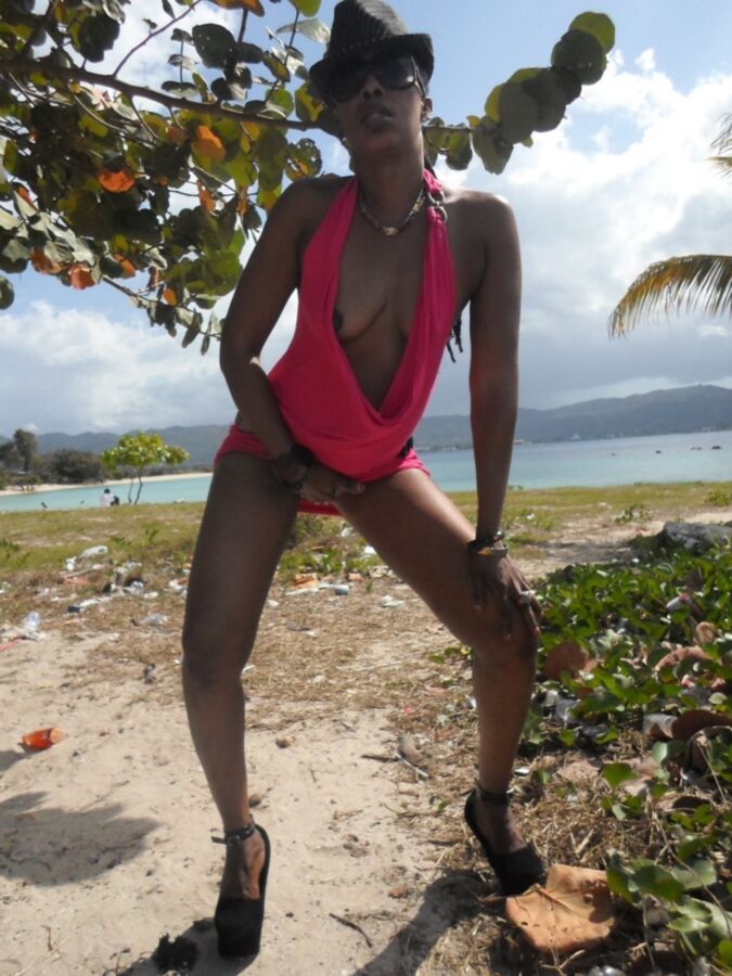 sexy mature,shaved pussy kenyan,outdoors(please ment)