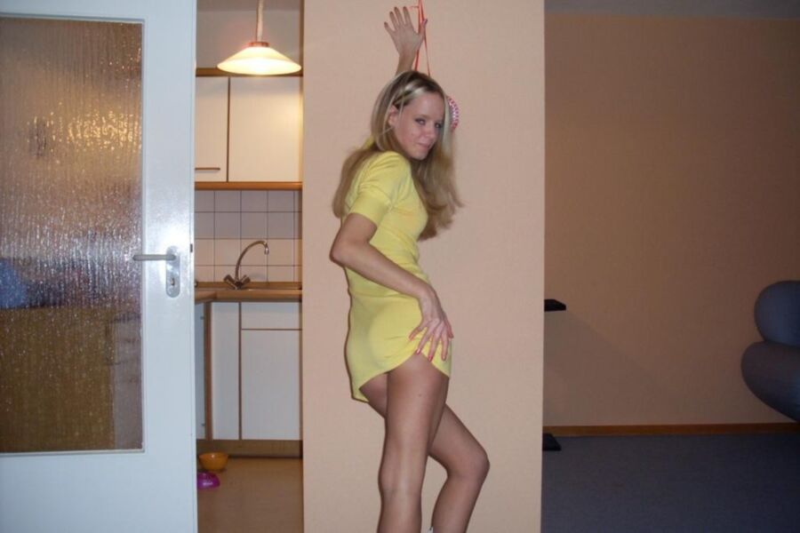 Hot Blonde Amateur Teen pose