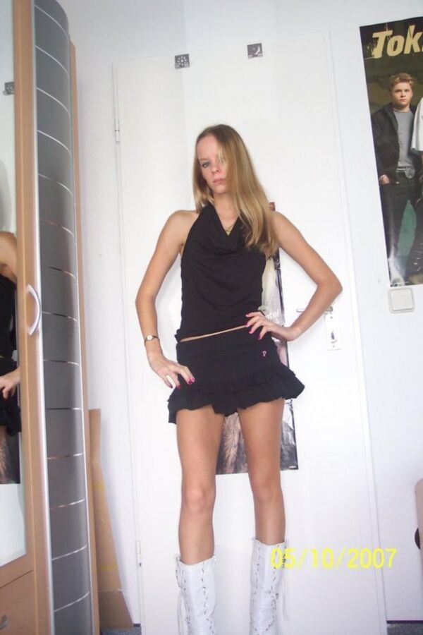 Hot Blonde Amateur Teen pose