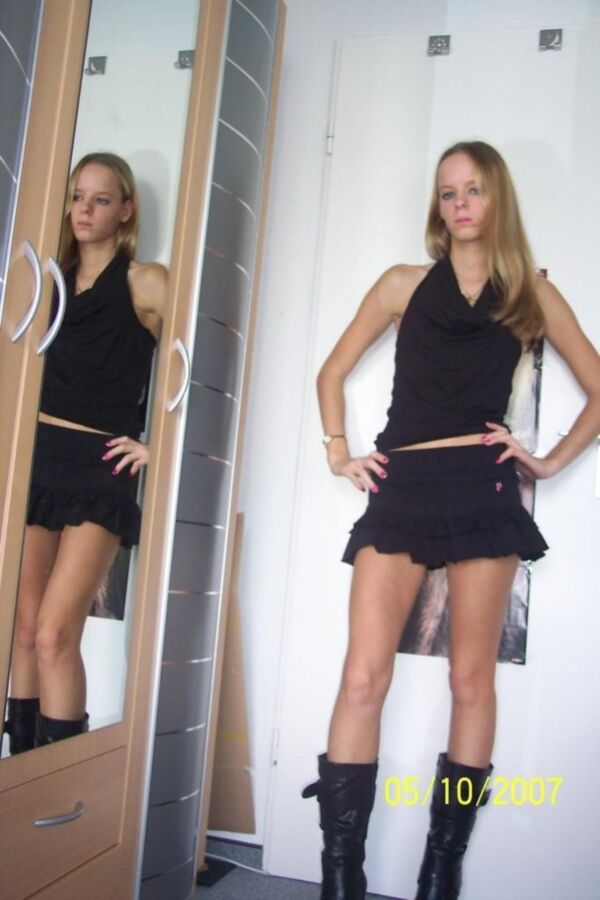 Hot Blonde Amateur Teen pose