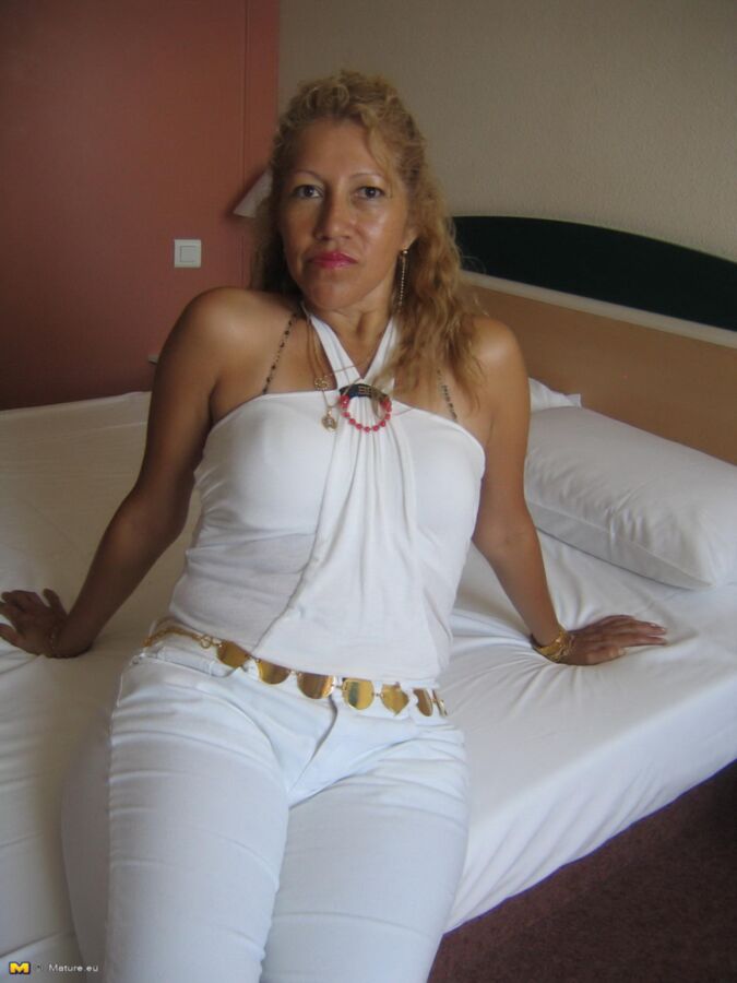 Isabella, latina blonde mature.