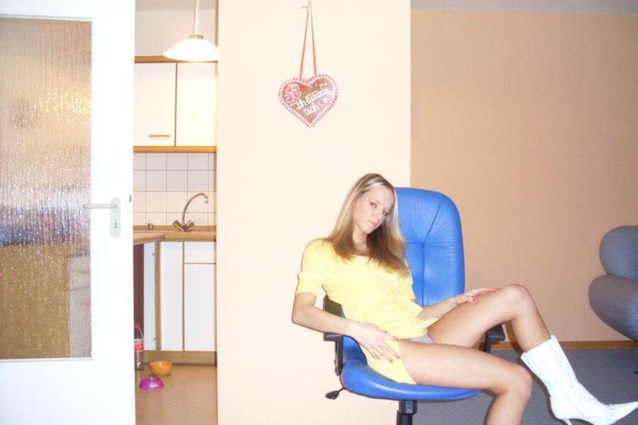 Hot Blonde Amateur Teen pose