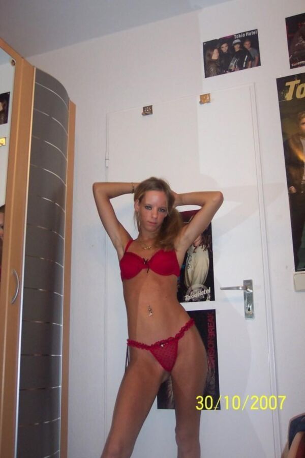 Hot Blonde Amateur Teen pose