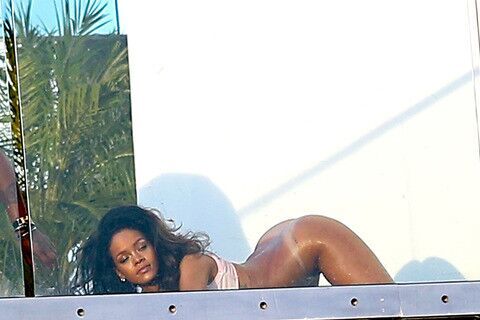 Rihanna desnuda