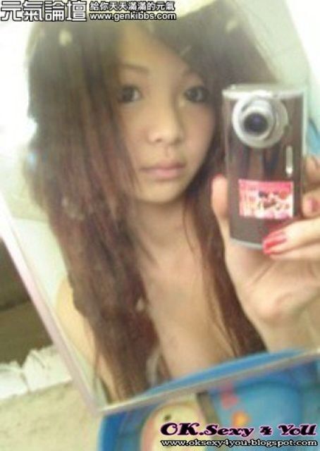 Junges chinesisches Mädchen, das wie ein Jailbait aussieht, Selfies macht und Schwänze lutscht