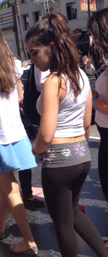 salope teen en leggings et gros seins