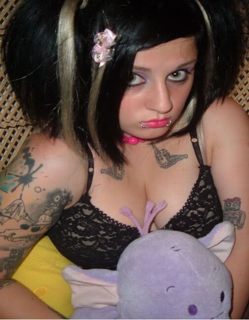 Fille Emo Aux Gros Seins Chauds