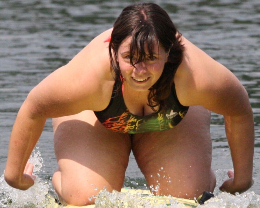 Chica alemana gruesa en el lago