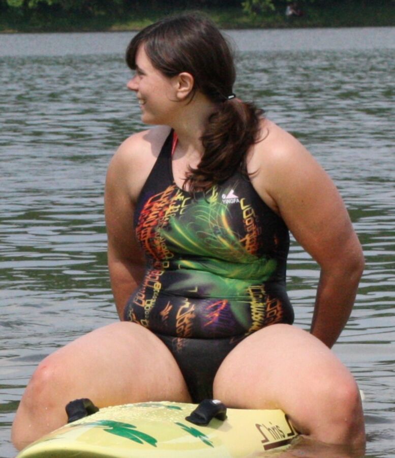 Chica alemana gruesa en el lago