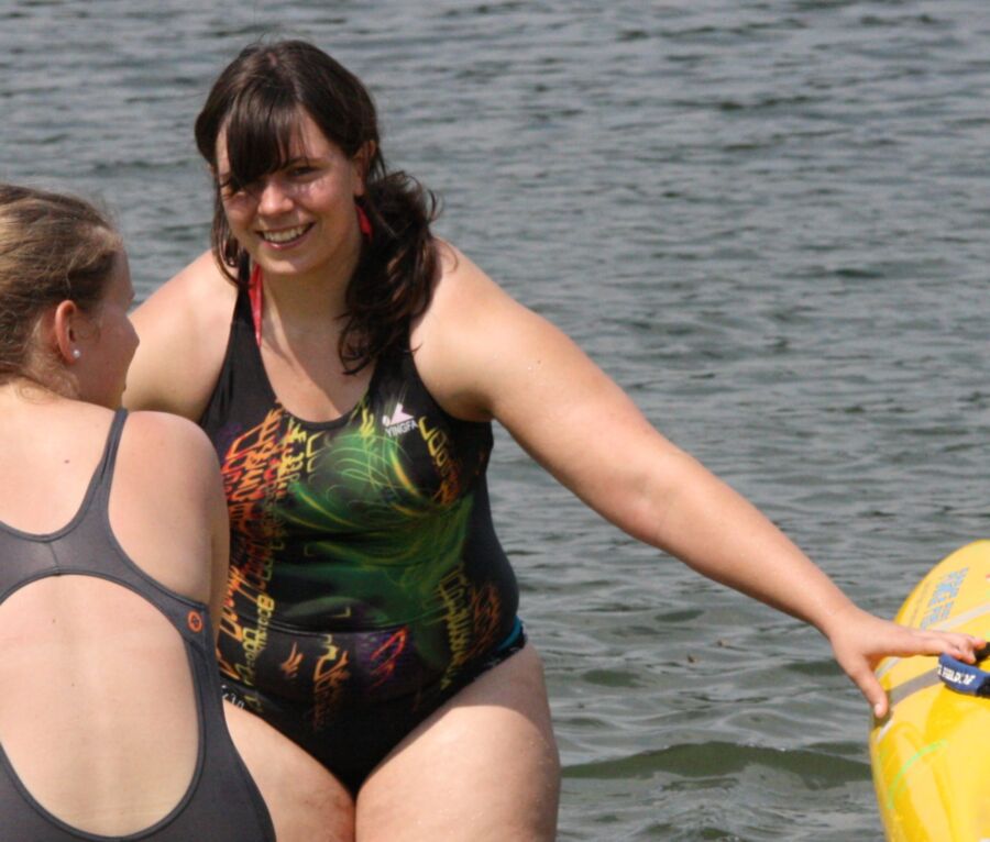 Chica alemana gruesa en el lago