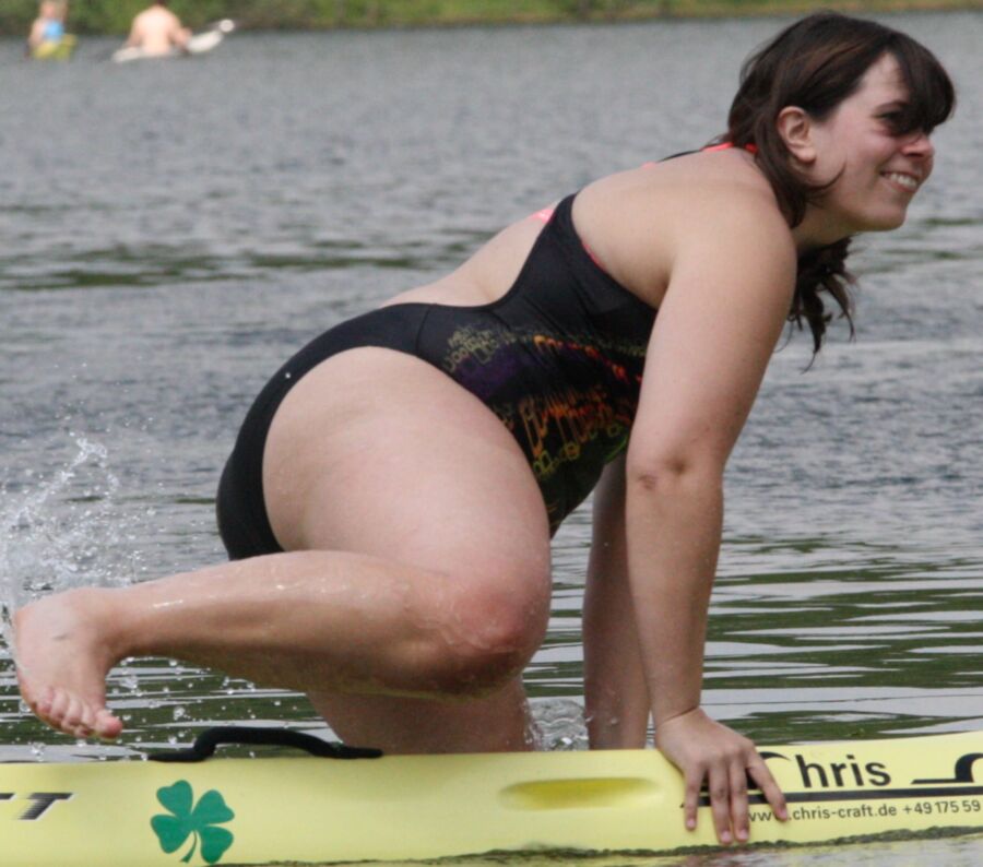 Chica alemana gruesa en el lago