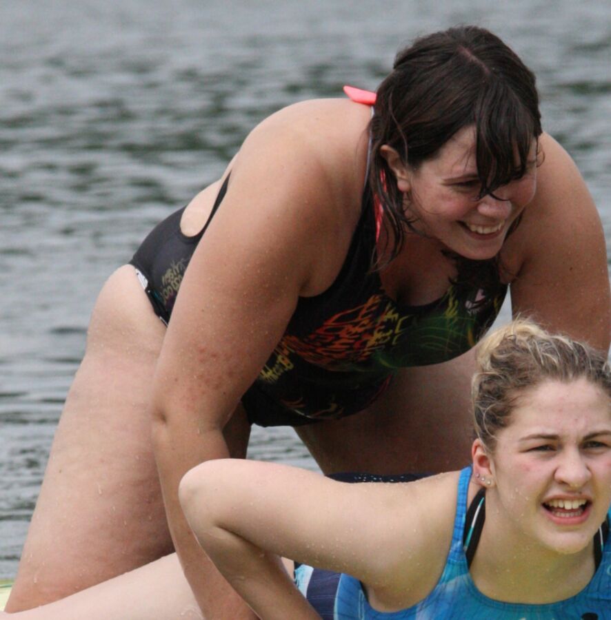 Chica alemana gruesa en el lago