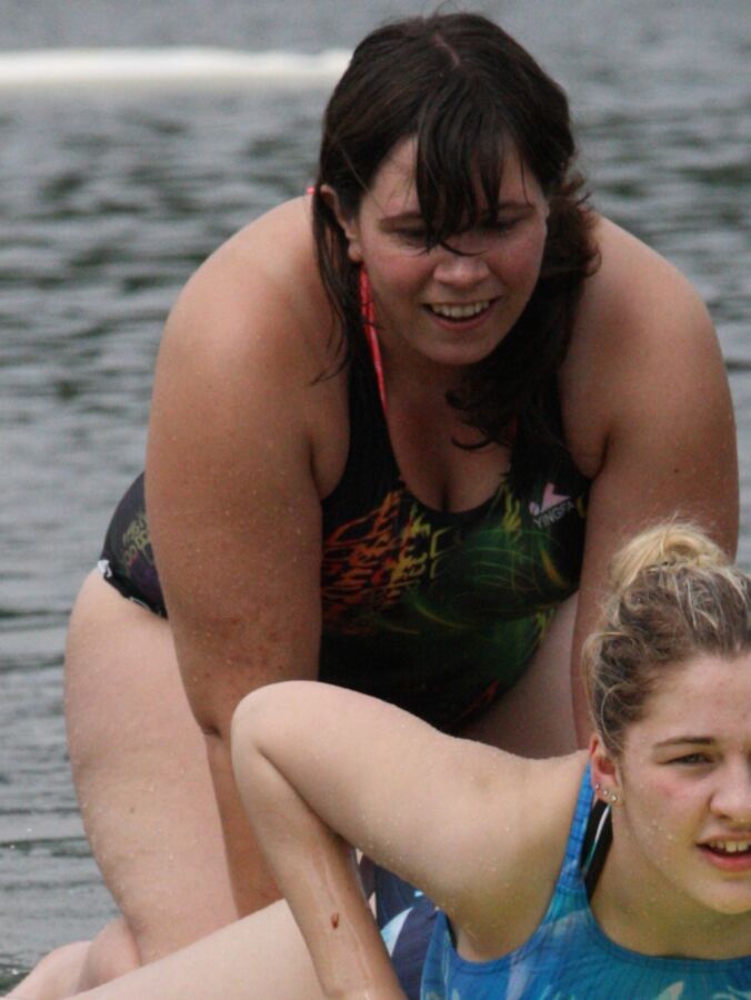 Chica alemana gruesa en el lago