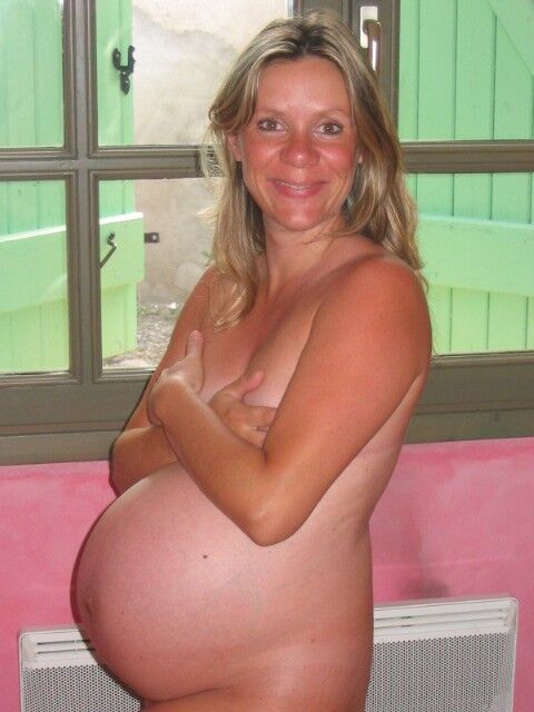 Femme blonde enceinte