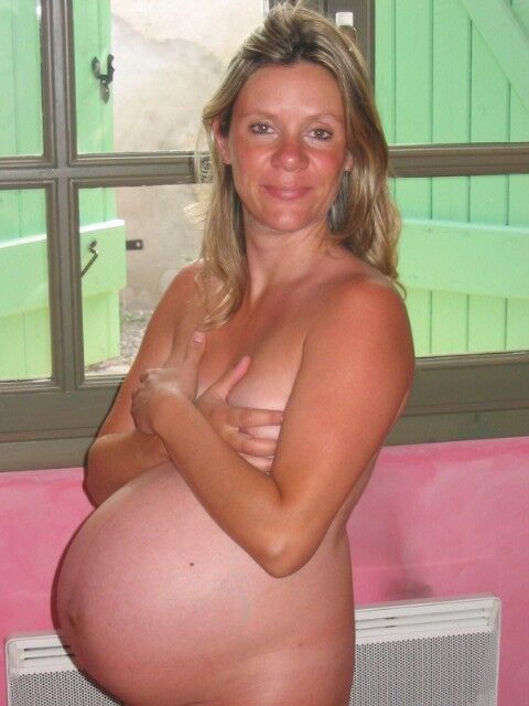 Femme blonde enceinte