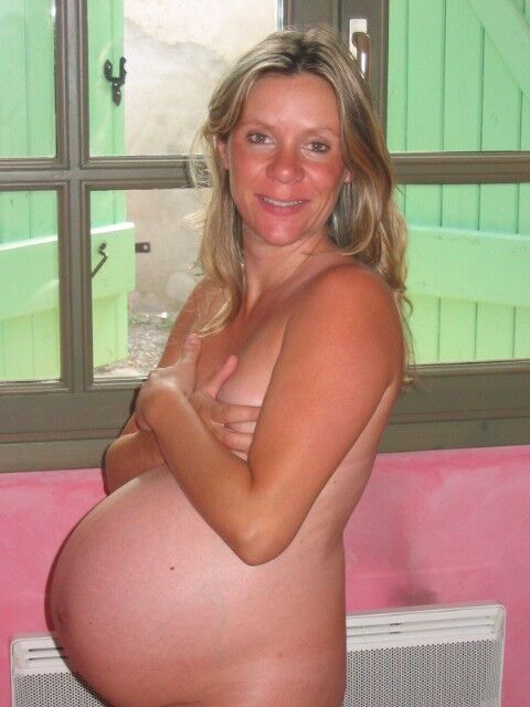 Femme blonde enceinte