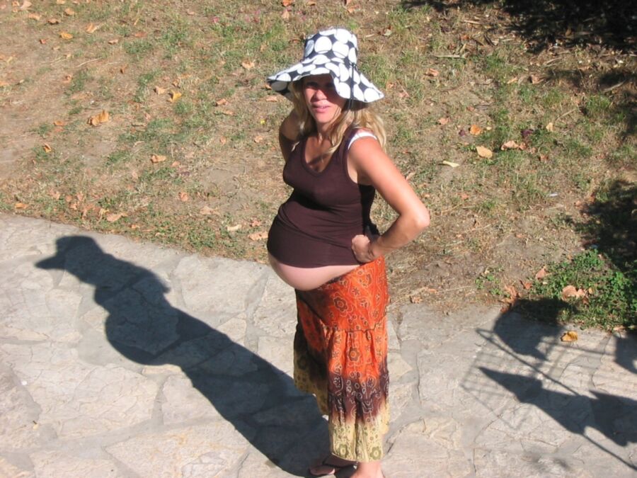 Femme blonde enceinte