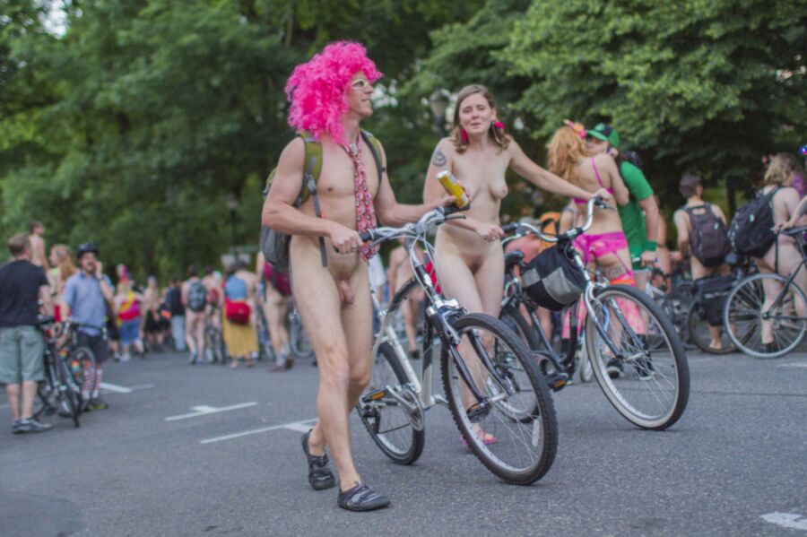 nackte Amateure auf Fahrradtour