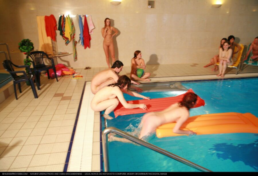 Fête à la piscine intérieure