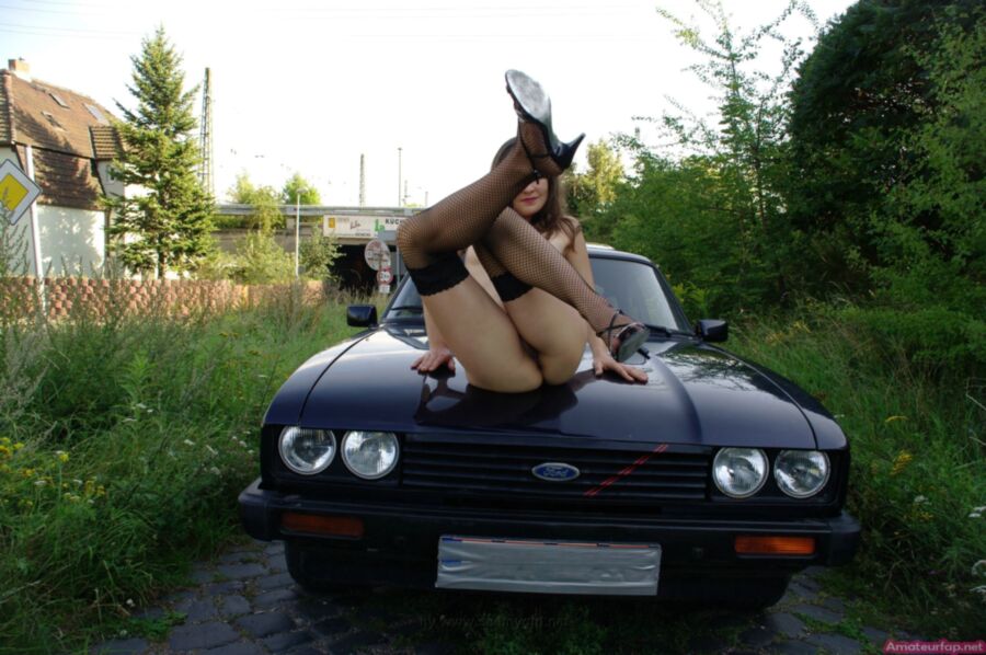 Fille chaude posant sur la vieille Ford Capri