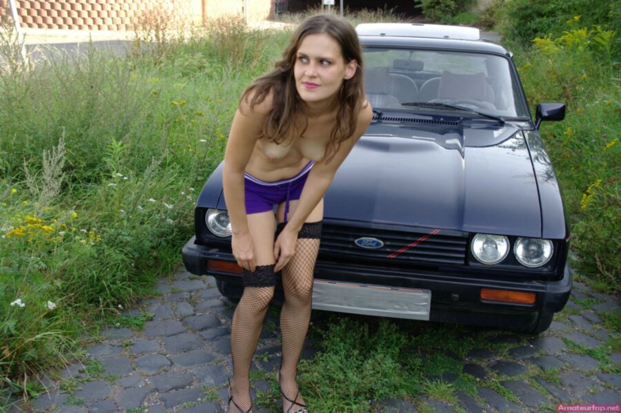 Chica caliente posando en el viejo Ford Capri