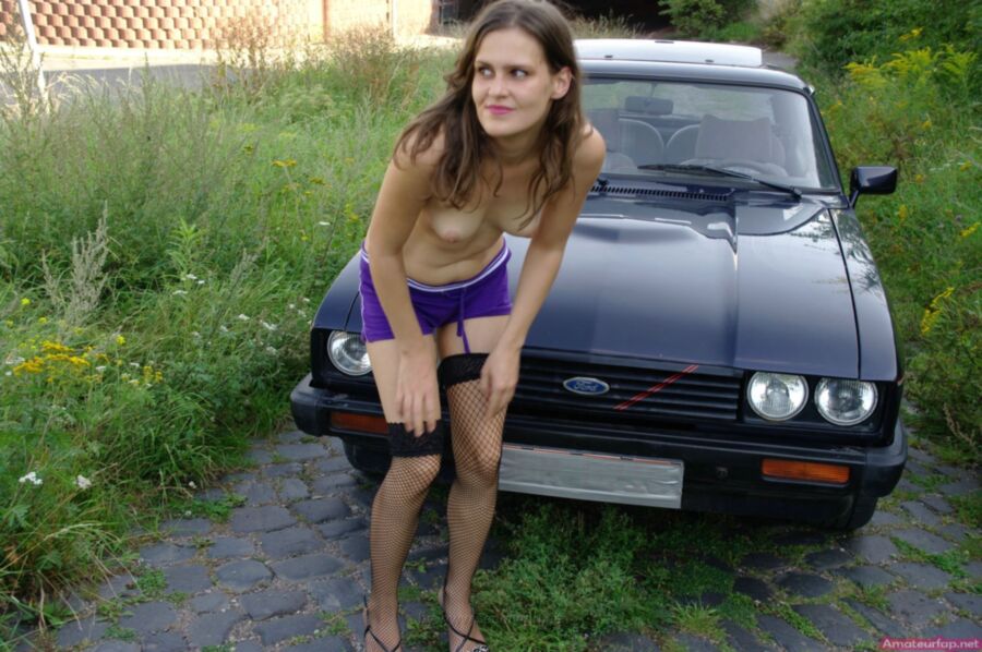 Chica caliente posando en el viejo Ford Capri