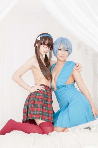 Dulces chicas cosplay reduciéndolas.