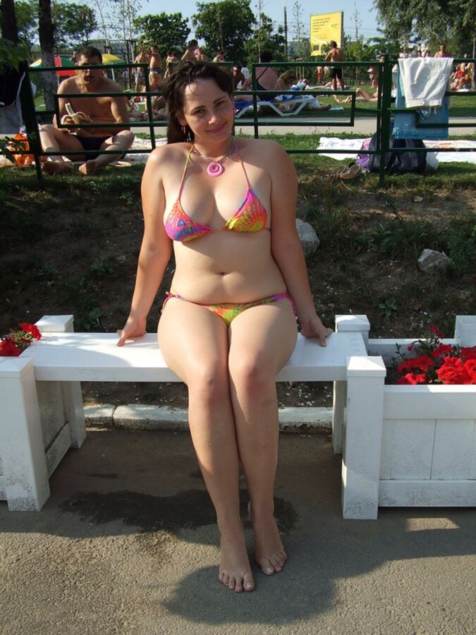 Femme potelée sexy avec bikini coloré