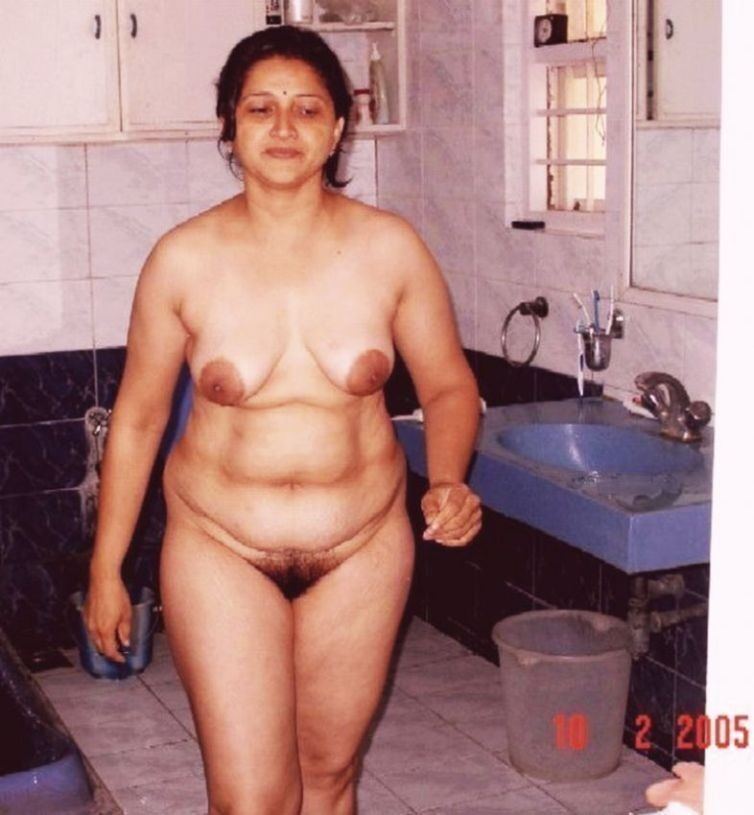 Parul, una zorra india madura y gordita mostrando un cuerpo y un coño calientes