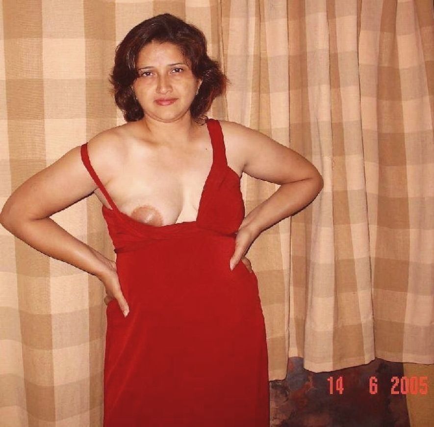 Parul,a hot chubby mature Indian slut showing hot body and cunt