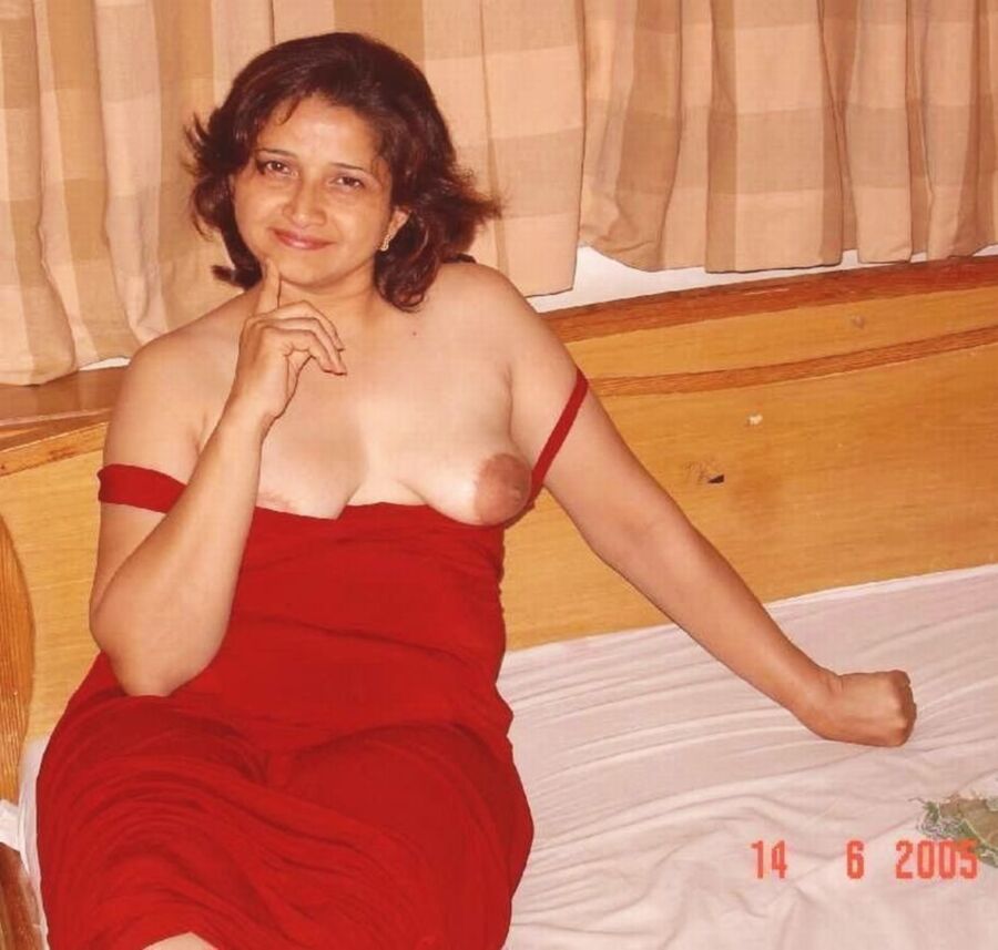 Parul, una zorra india madura y gordita mostrando un cuerpo y un coño calientes