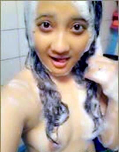 Tudung malay gal se pone traviesa en el baño