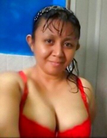 MILF couverte aux gros seins exposée