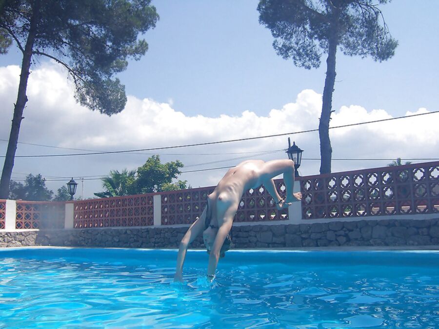 ME ENCANTA LA DIVERSIÓN EN LA PISCINA. SI ESTÁ DESNUDA